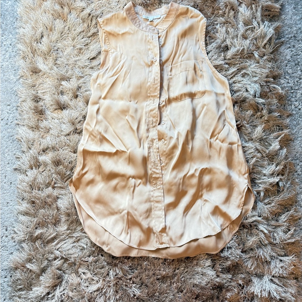 DR2 Sleeveless Beige Button-Down Top